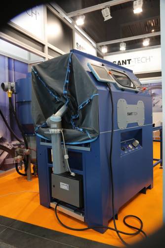 Automated sandblasting cabinet with self learning robot