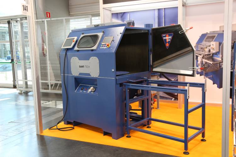 Automated sandblasting cabinet with self learning robot